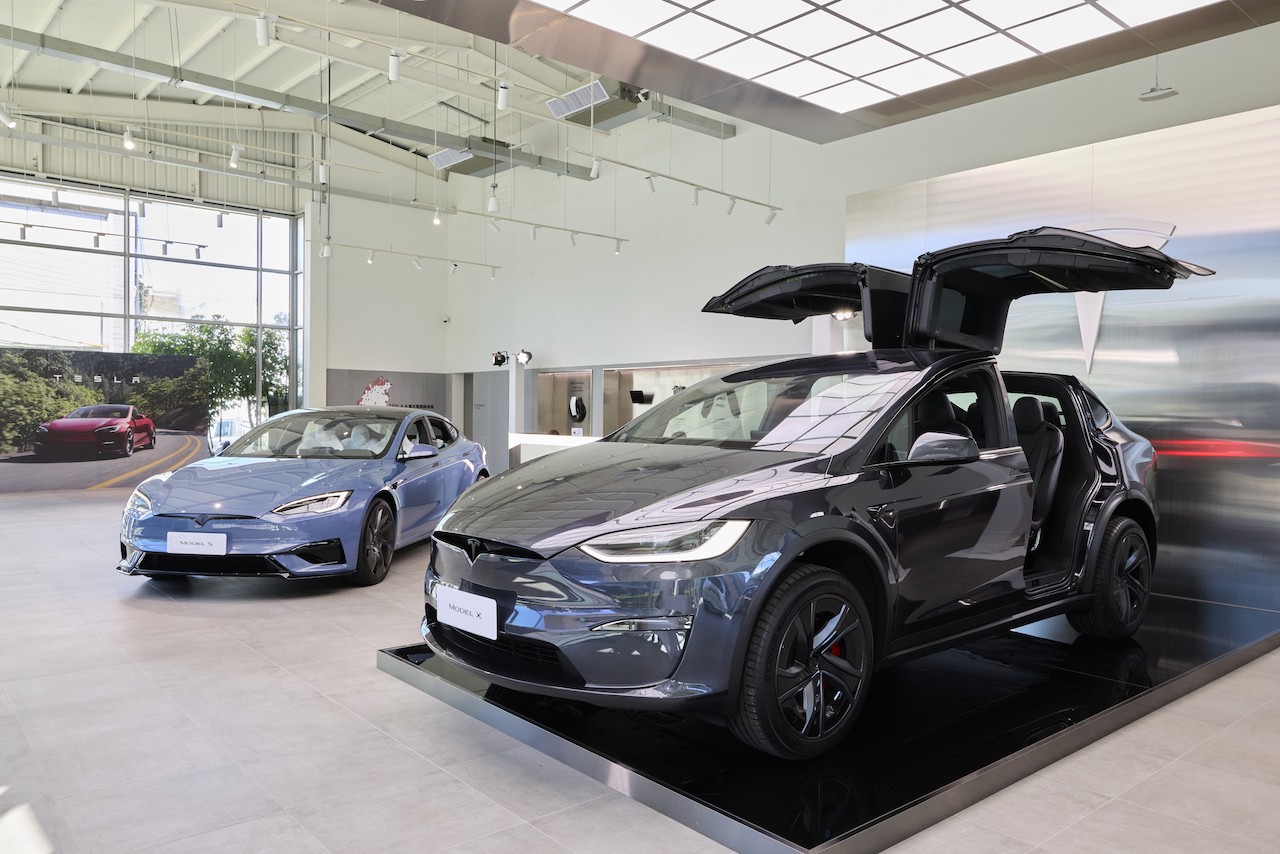 01_全新 Model S 與 Model X 延續 Tesla 旗艦車款的經典定位，整合外觀造型、智慧輔助駕駛、內裝舒適度與靜音體驗等多項升級，帶來更卓越的駕馭與乘坐感受。